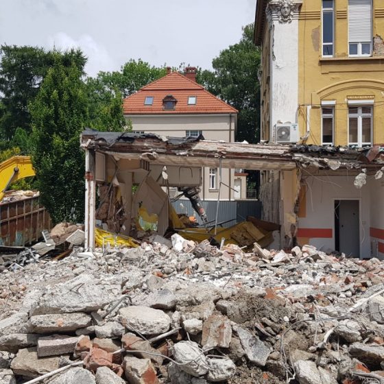 Wyburzyli przybudówkę