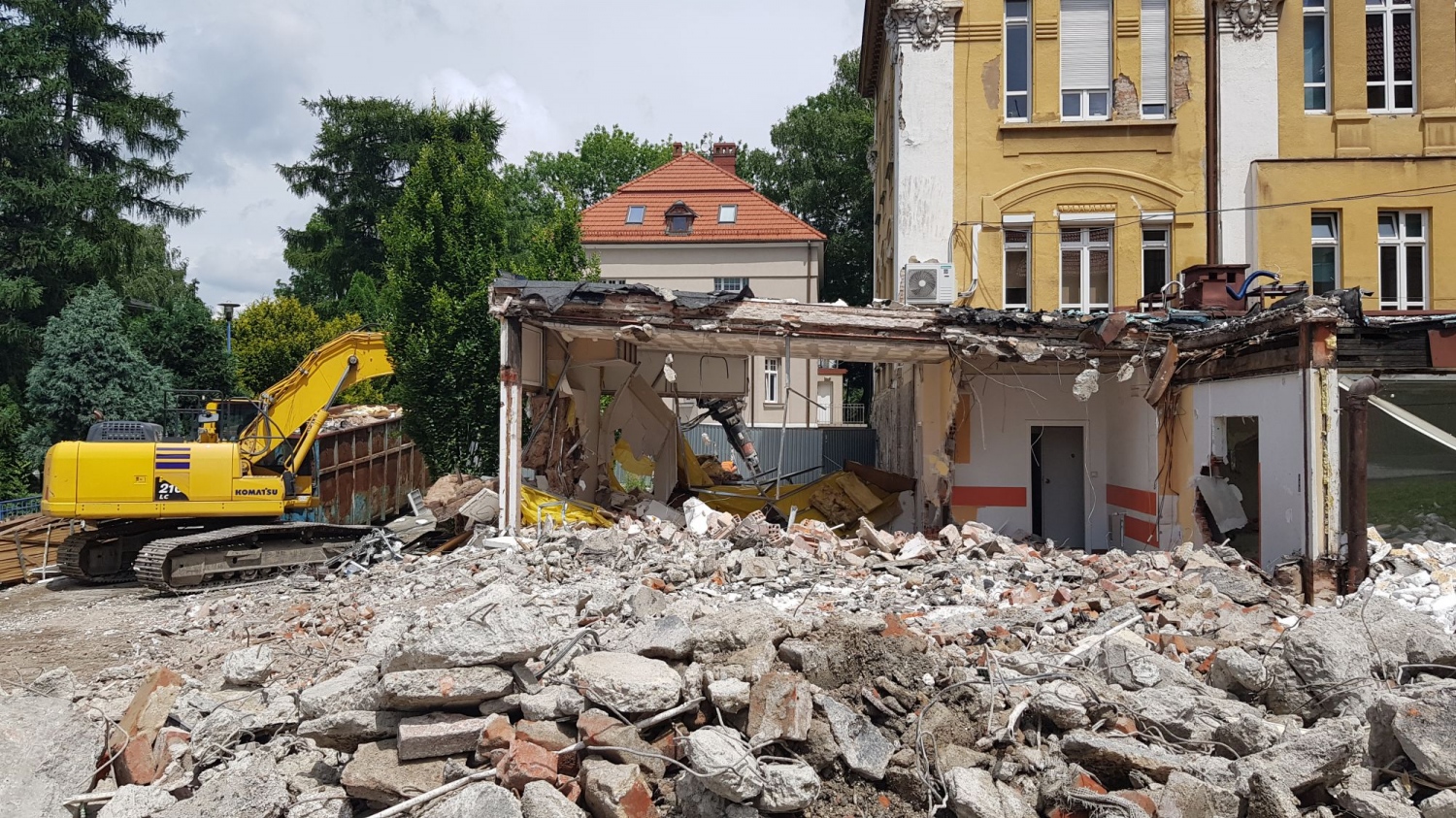 Wyburzyli przybudówkę
